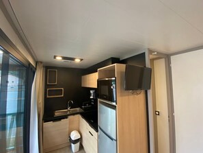 Mikrowelle, Ofen, Geschirrspüler, Wasserkocher mit Kaffee-/Teezubehör