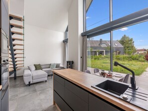 Een televisie en een open haard