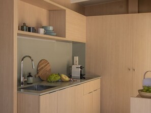 Kühlschrank, Mikrowelle, Wasserkocher mit Kaffee-/Teezubehör