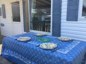 Outdoor dining - Cozy mobile home with terrace - 4 pers, 2 bedr (Sarzeau)