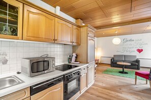 Jääkaappi, mikroaaltouuni, uuni, liesi