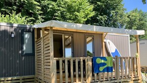 A wooden cabin with a balcony, a window, and a door. - Cottage for 5 with lakeside terrace (Salles-Curan)