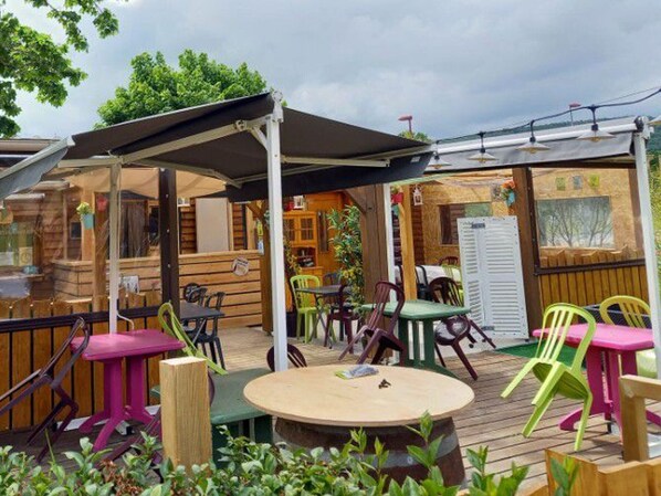 تناول الطعام بالخارج