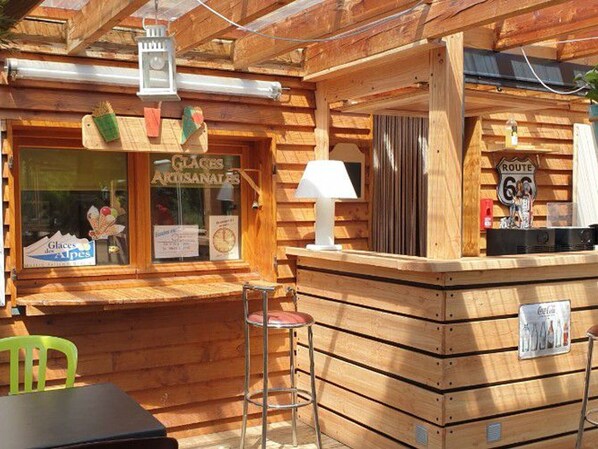 تناول الطعام بالخارج