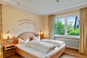 1 bedroom, WiFi, bed sheets - Room 'Landhauszimmer Sonnenzeit' with Mountain View and Wi-Fi (Bühlertal)