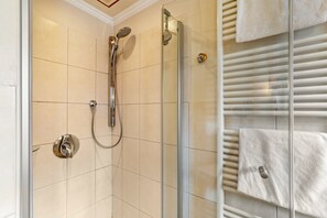 Dusche, Haartrockner, Handtücher