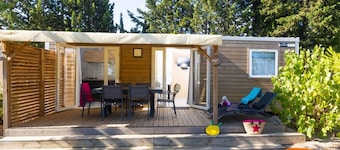 Spacious mobile home with terrace for 8 people