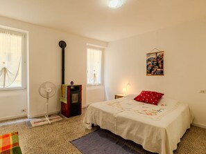 2 bedrooms, travel crib