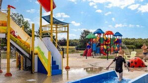 Un espace de jeux aquatiques avec des toboggans et une piscine.