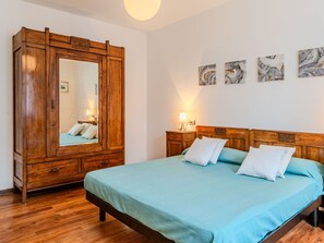 2 bedrooms, travel cot, free WiFi - Cosy apartment for 5 guests with WIFI, TV, patio and pets allowed (Peglio)