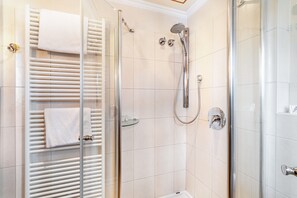 Dusche, Haartrockner, Handtücher