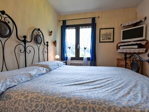 1 bedroom, travel cot, free WiFi