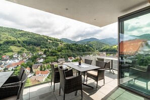 Outdoor dining - Country House Room 'Wachtelnest' with Mountain View and Wi-Fi (Bühlertal)