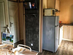 Kjøleskap, mikrobølgeovn og kaffetrakter/tekoker