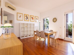 Dining - Cosy apartment for 4 guests with A/C, WIFI, TV and terrace (Milan)