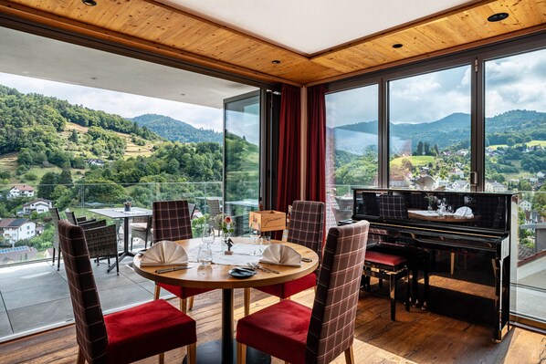 Dining - Nature Room 'Flower Meadow' with Balcony, Wi-Fi and Air Conditioning (Bühlertal)
