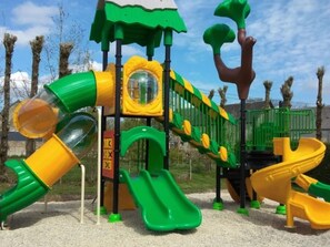 Une aire de jeux avec des toboggans et des structures d’escalade.