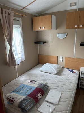 3 bedrooms, bed sheets