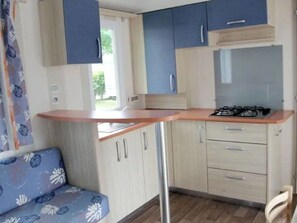 Mikrowelle, Wasserkocher mit Kaffee-/Teezubehör