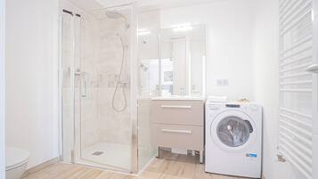 Douche, articles de toilette gratuits, sèche-cheveux