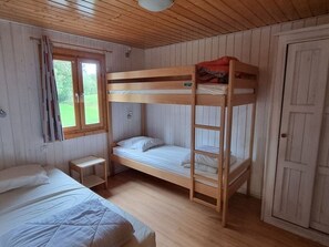 2 bedrooms, free WiFi, wheelchair access - Accessible Chalet with Terrace - 5 Pers (Lons-le-Saunier)