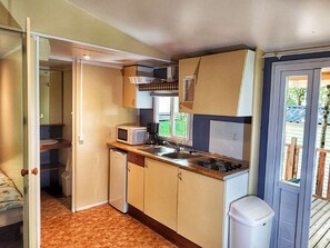 Private kitchen - Mobile home 24m² with terrace for 4 people (Beaumont-du-Périgord)