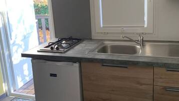 Fridge, coffee/tea maker