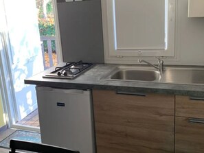 Kühlschrank, Wasserkocher mit Kaffee-/Teezubehör