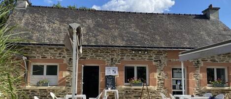 تناول الطعام بالخارج