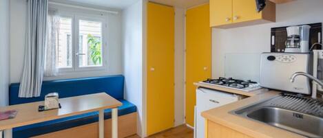 Een koelkast, een microgolfoven, een koffiezetapparaat/waterkoker