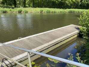 A wooden dock extending into a calm river surrounded by lush greenery. - Mobile home with terrace for 4 people (Guégon)