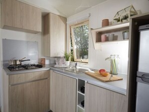 Mikrowelle, Wasserkocher mit Kaffee-/Teezubehör