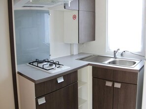 Kjøleskap, mikrobølgeovn og kaffetrakter/tekoker