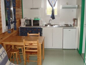 Réfrigérateur, four à micro-ondes, cafetière-théière