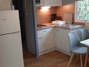 Kühlschrank, Mikrowelle, Wasserkocher mit Kaffee-/Teezubehör