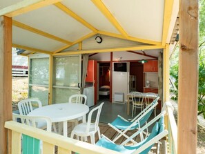 Outdoor dining - 25m² Chalet with Terrace for 5 People (Beaumont-du-Périgord)