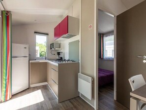 Kühlschrank, Mikrowelle, Wasserkocher mit Kaffee-/Teezubehör