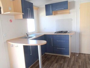 Kjøleskap, mikrobølgeovn og kaffetrakter/tekoker