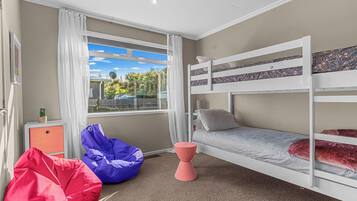 4 bedrooms, iron/ironing board, WiFi, bed sheets