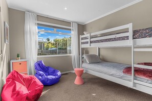 4 bedrooms, iron/ironing board, WiFi, bed sheets