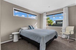 4 bedrooms, iron/ironing board, WiFi, bed sheets