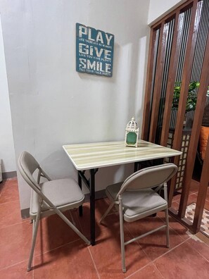 Habitación, 1 habitación, para fumadores, patio | Área de sala de estar