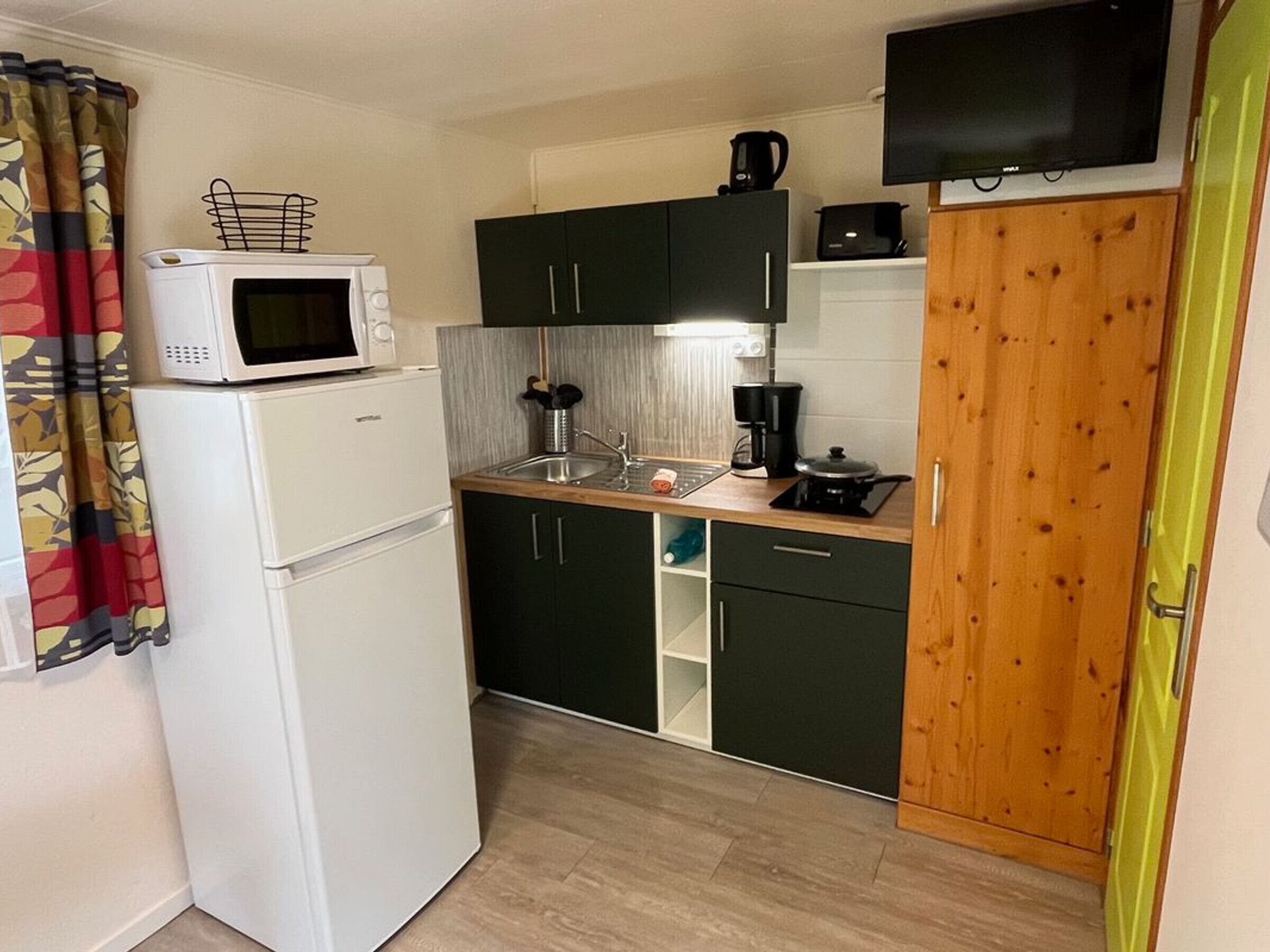 Coffee/tea maker, fridge, microwave, toaster