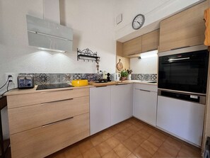 Micro-ondes, four, plaque de cuisson, lave-vaisselle