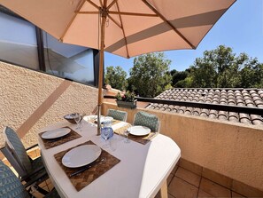 Outdoor dining - Duplex House 2 Bedrooms, Lake View, Six-Fours-les-Plages (Six-Fours-les-Plages)