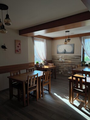 Daily local cuisine breakfast (RON 55 per person)