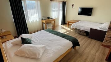 Habitación superior, balcón, vista a la montaña | Tabla de planchar con plancha y wifi gratis