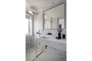 Douche, articles de toilette gratuits, sèche-cheveux