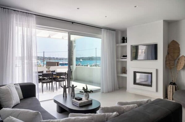 Living area - Exclusive apartment at the marina (Porto Cheli)