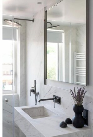 Douche, sèche-cheveux, serviettes fournies, savon